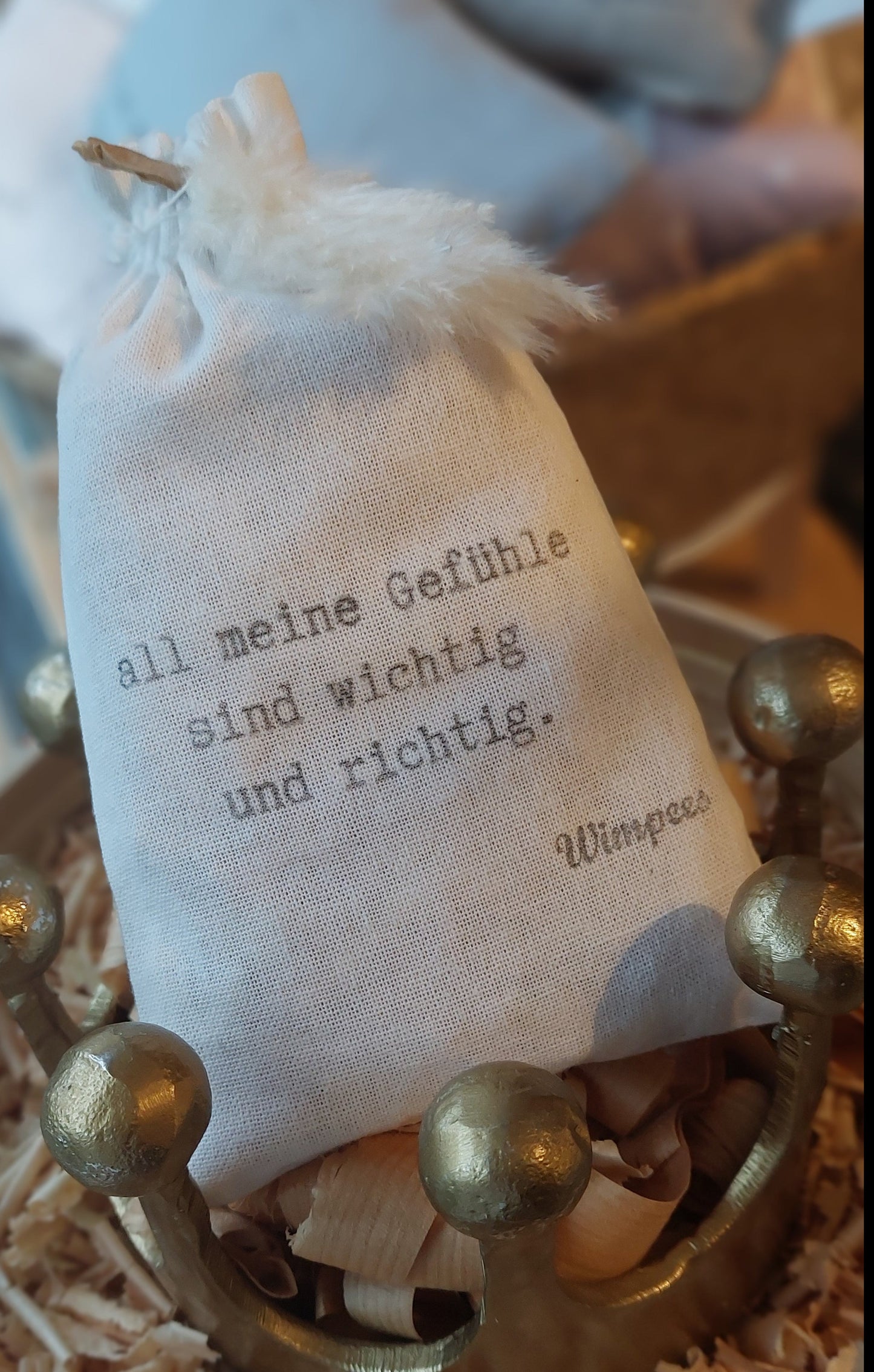 Weißes Baumwollsäckchen dekoriert mit weißer Feder und Aufdruck "all meine gefühle sind wichtig und richtig