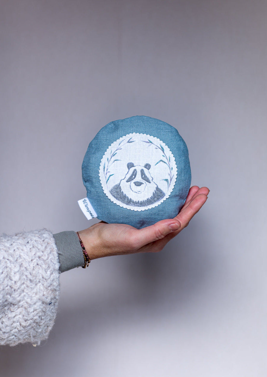 Rundes Dinkelkissen aus Leinen Farbe Petrol mit Panda auf weißem Patch.
