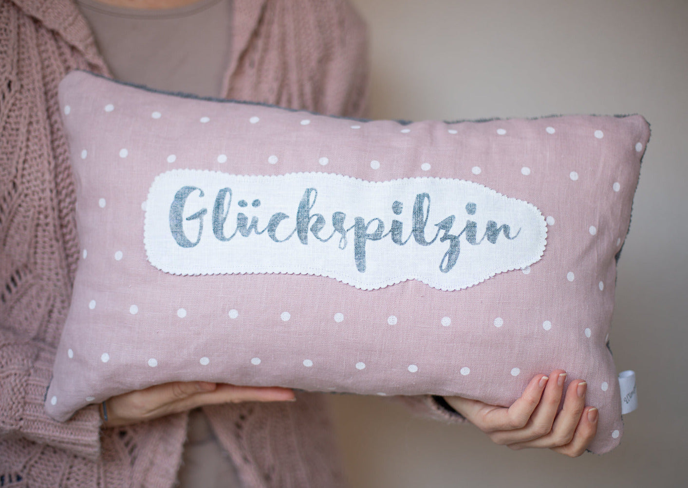Lovely letters Zirbenkissen | Glückspilzin