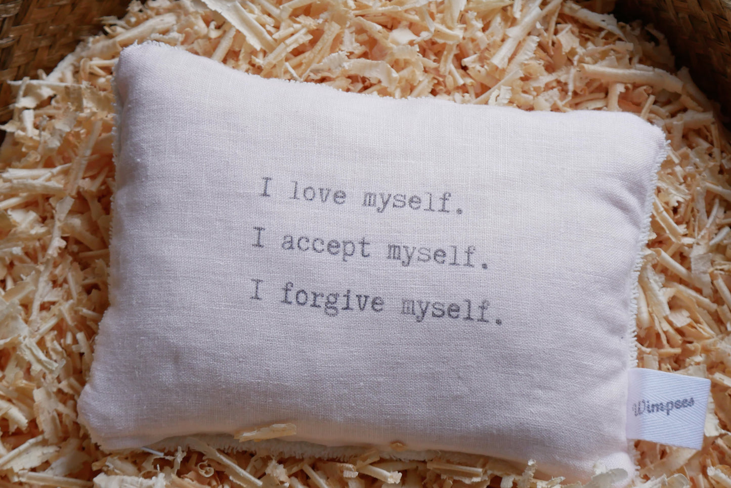 Zart rosanes Leinenkissen mit Aufdruck "I love myself. I accept myself. I forgive myself."