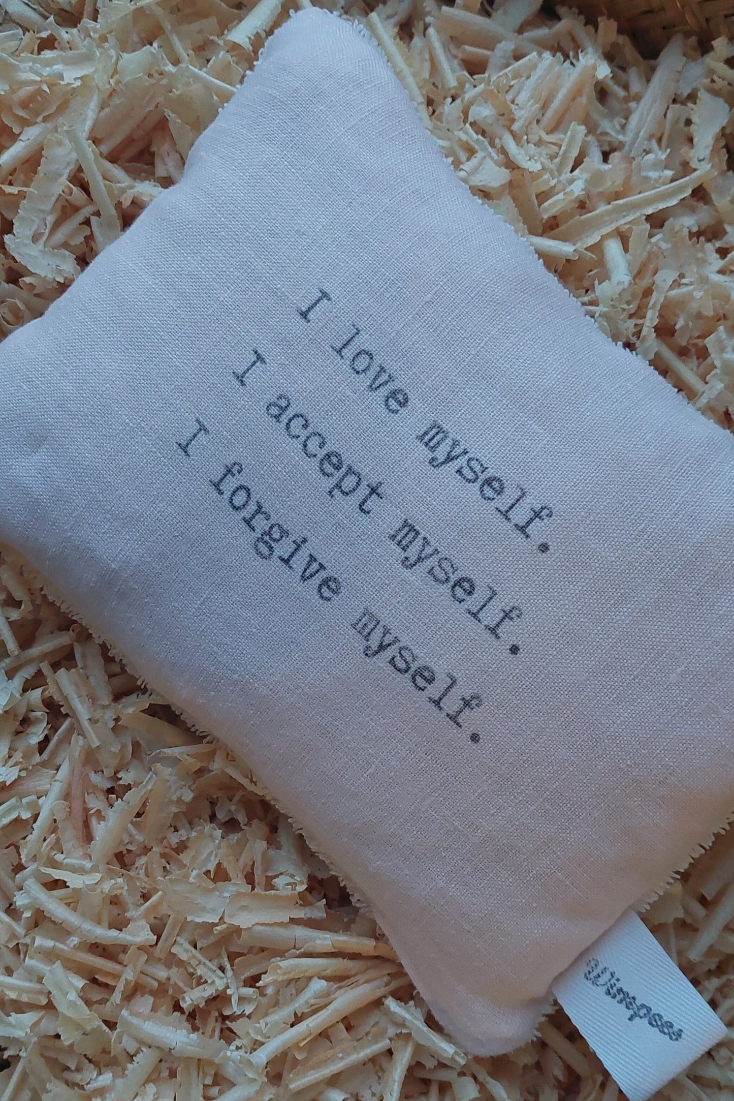 Zart rosanes Leinenkissen mit Aufdruck "I love myself. I accept myself. I forgive myself."