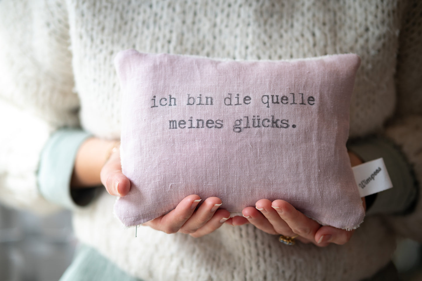 pure. affirmation Zirbenkissen | ich bin die quelle meines glücks.