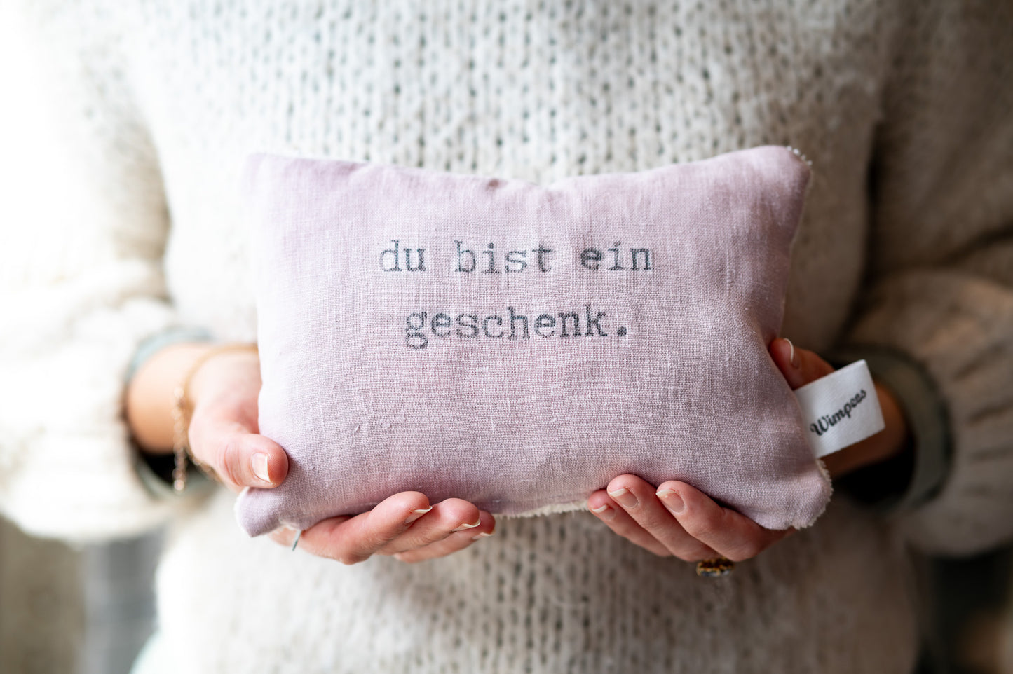 pure. affirmation Zirbenkissen | du bist ein geschenk.