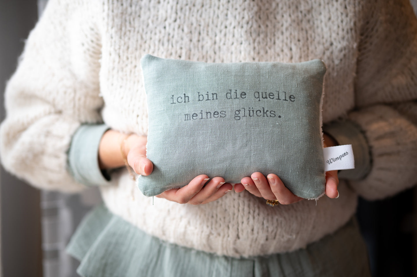 pure. affirmation Zirbenkissen | ich bin die quelle meines glücks.