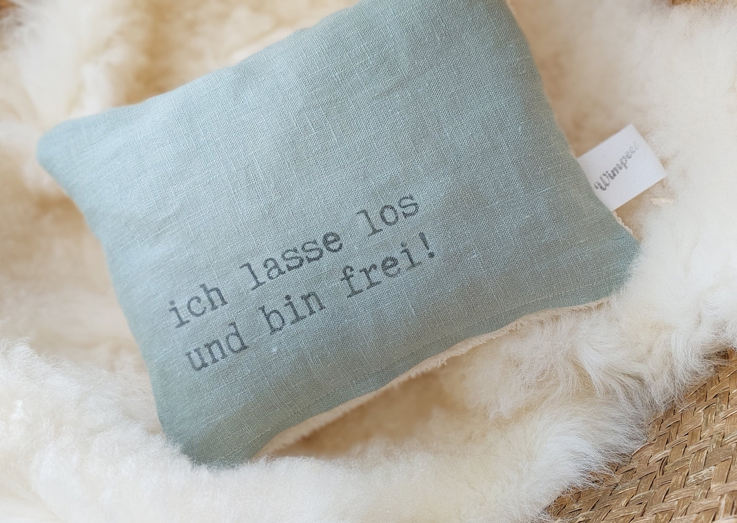 Leinenkissen in Lindgrün mit Aufdruck "ich lasse los und bin frei!"