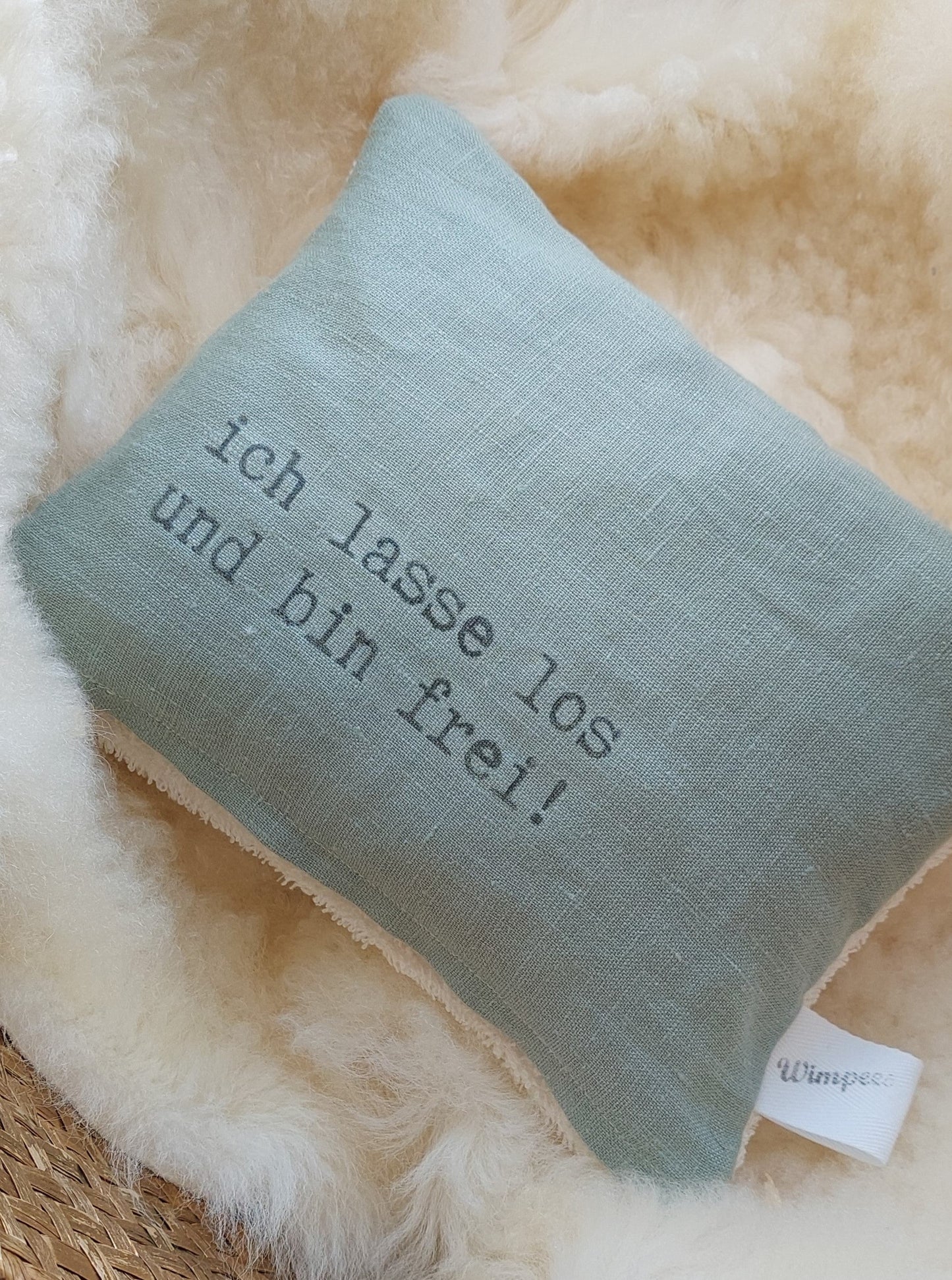 Leinenkissen in Lindgrün mit Aufdruck "ich lasse los und bin frei!"