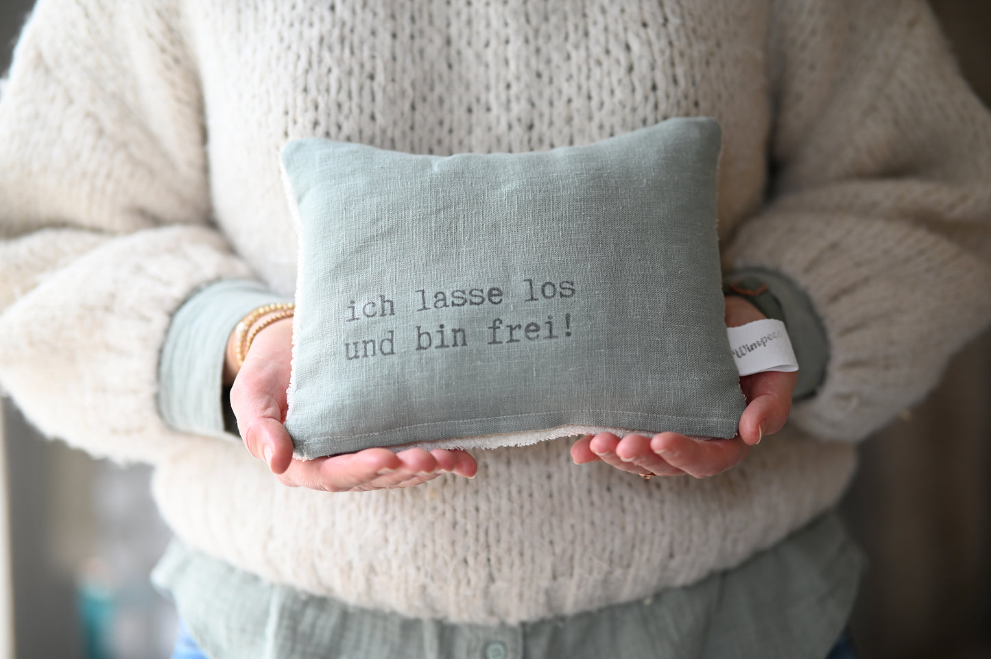 pure. affirmation Zirbenkissen | ich lasse los und bin frei !