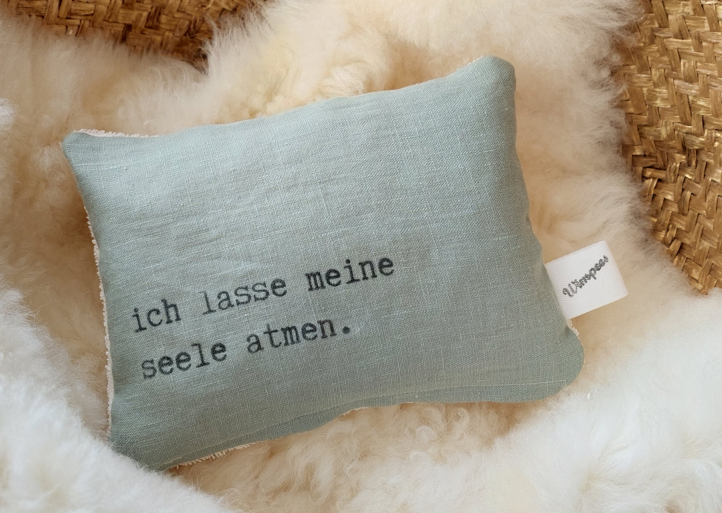 Leinenkissen in Lindgrün mit Aufdruck "ich lasse meine seele atmen."