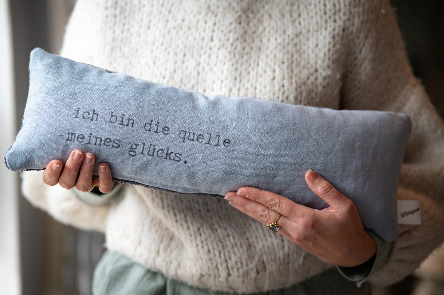 pure. affirmation Zirbenkissen | ich bin die quelle meines glücks.