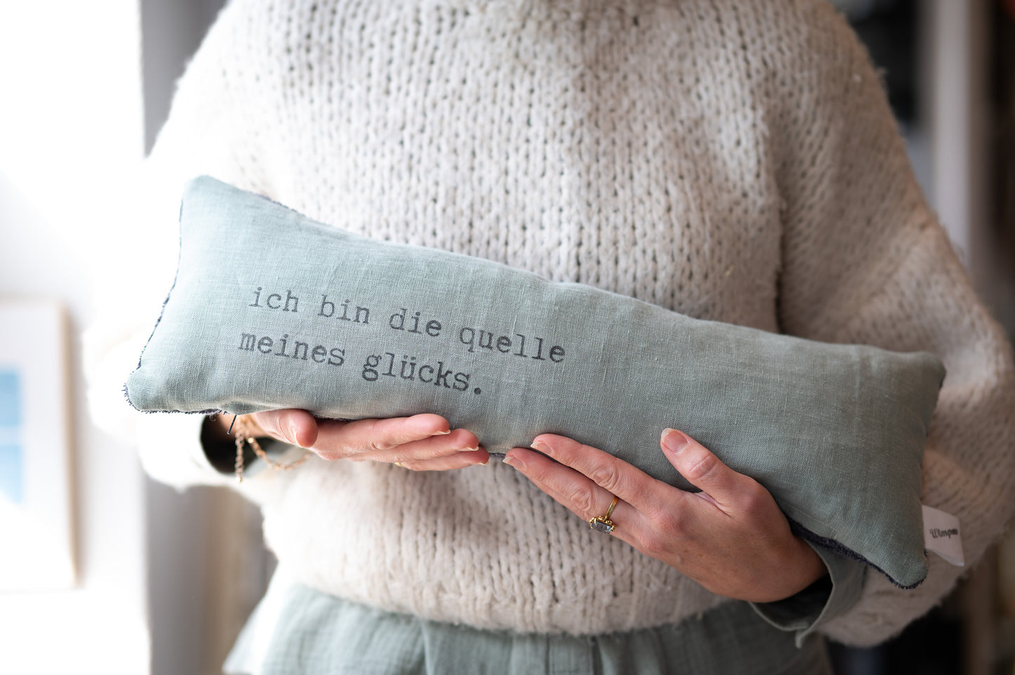 pure. affirmation Zirbenkissen | ich bin die quelle meines glücks.