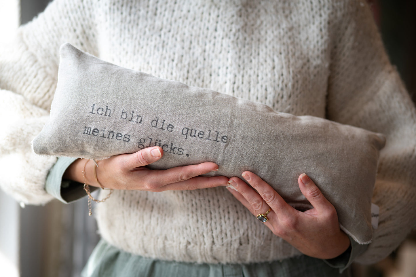pure. affirmation Zirbenkissen | ich bin die quelle meines glücks.