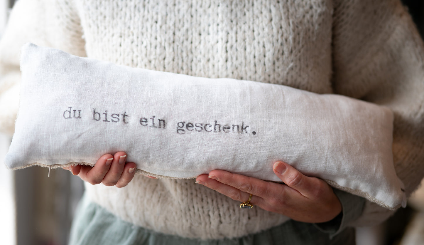 pure. affirmation Zirbenkissen | du bist ein geschenk.