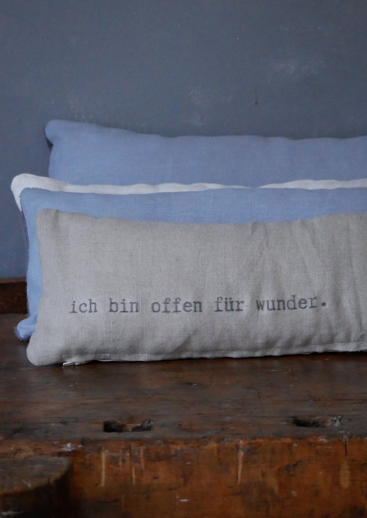 Naturbeiges Leinenkissen mit Druck "ich bin offen für wunder"