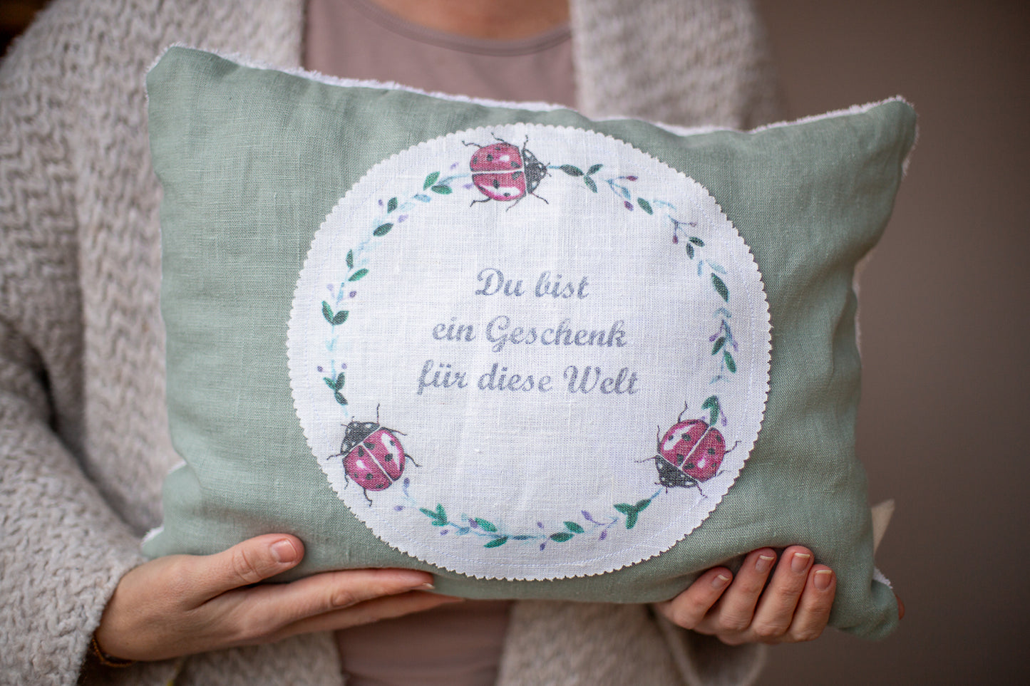 Zirbenkissen mit Motiv | 'Marienkäfer ... Du bist ein Geschenk für diese Welt'