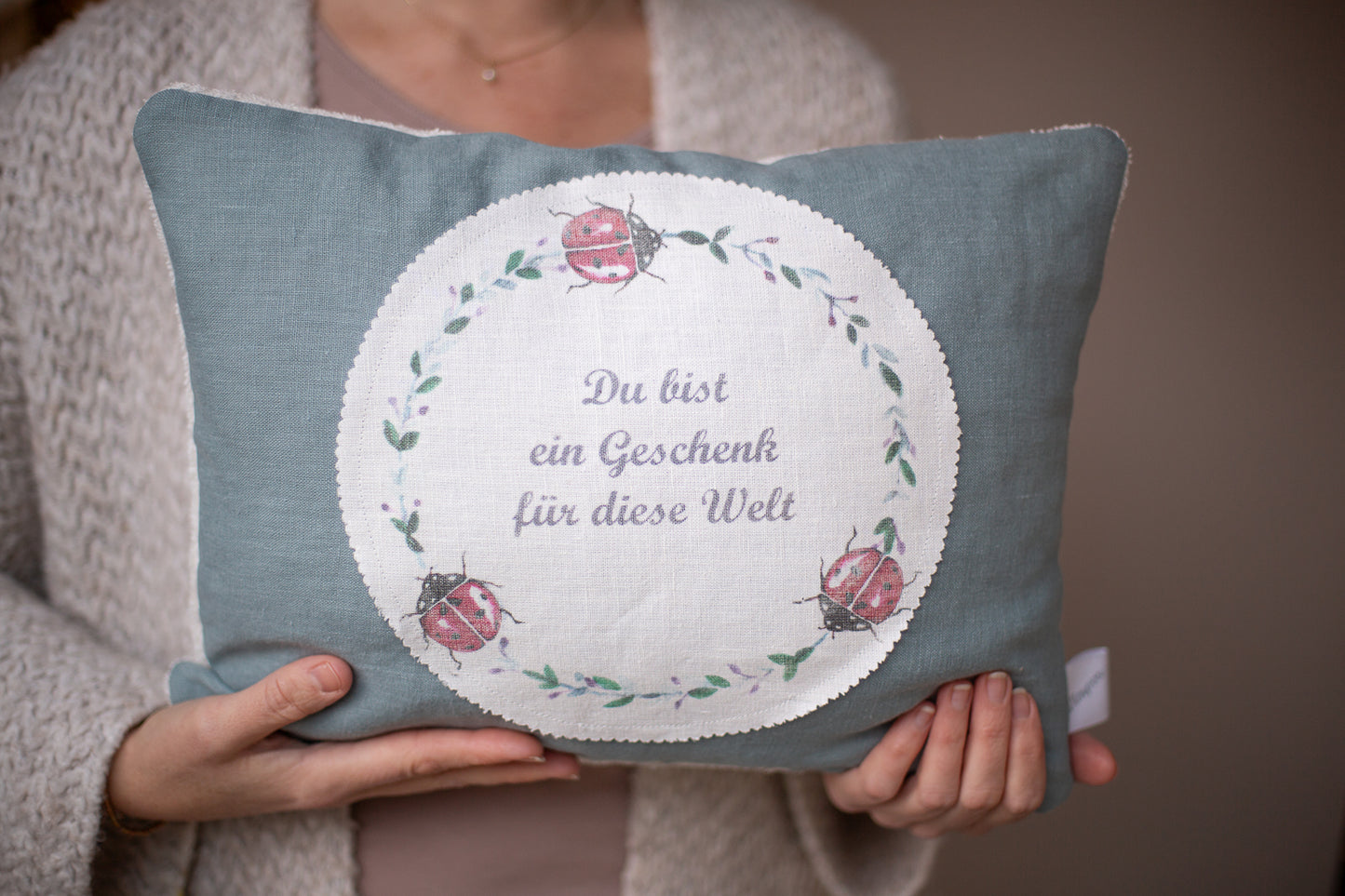 Zirbenkissen mit Motiv | 'Marienkäfer ... Du bist ein Geschenk für diese Welt'