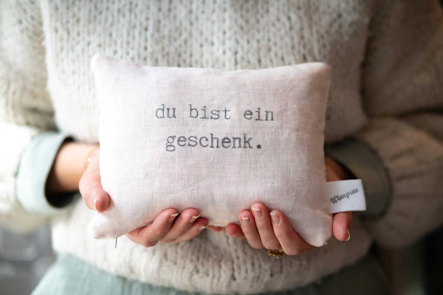 pure. affirmation Zirbenkissen | du bist ein geschenk.