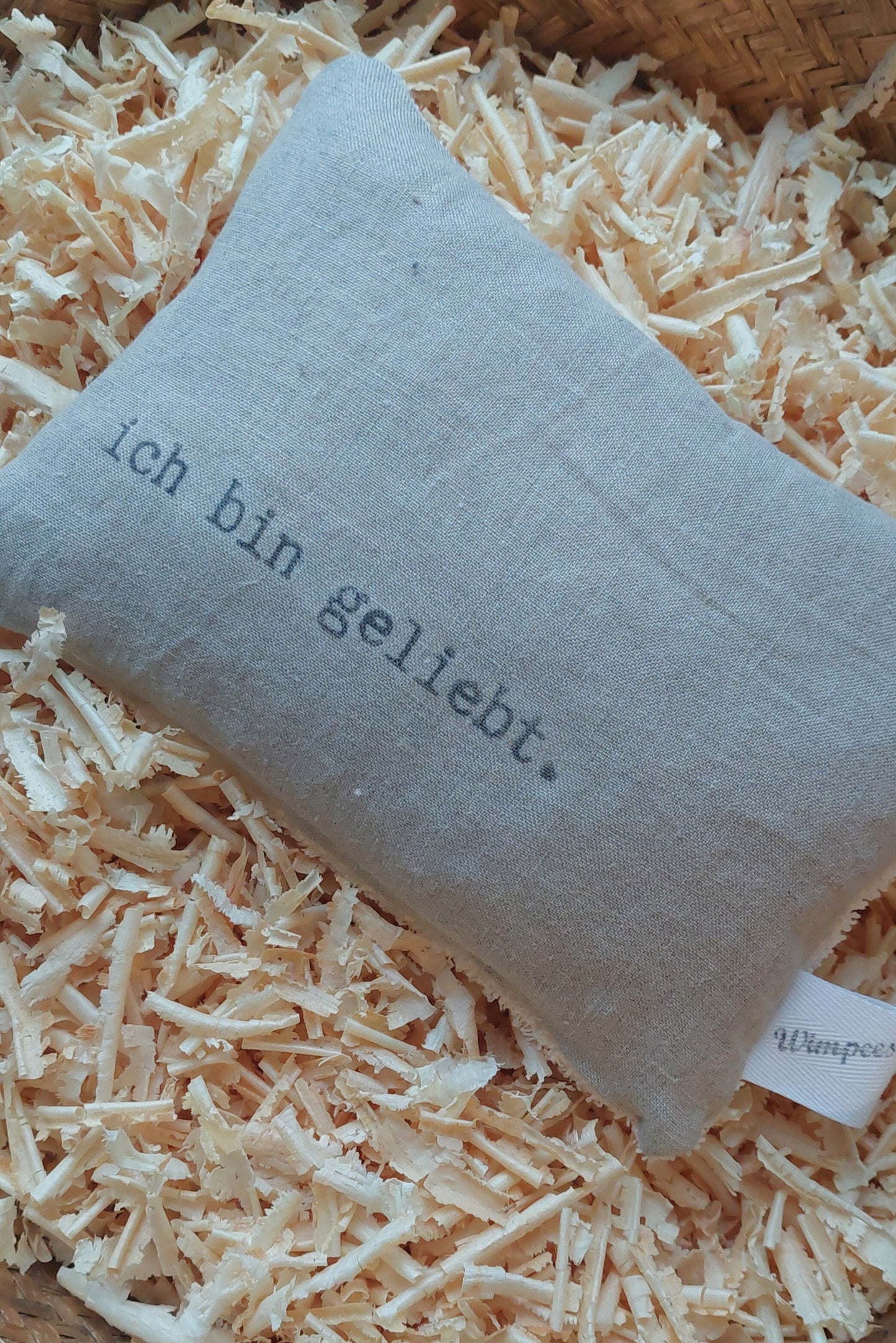 Naturfarbenes Leinenkissen mit Aufdruck "ich bin geliebt."