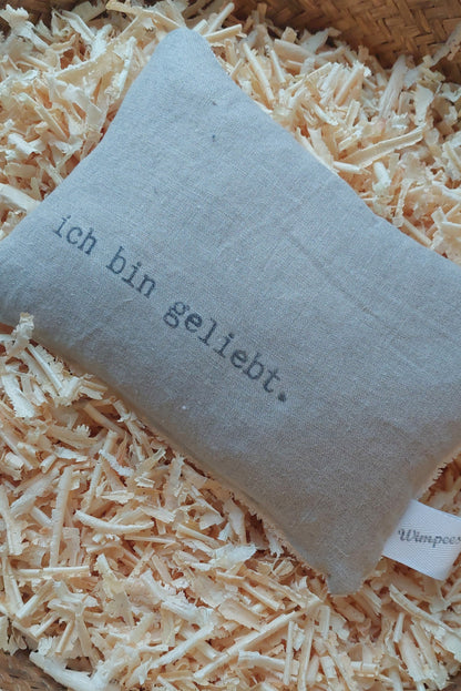 Naturfarbenes Leinenkissen mit Aufdruck "ich bin geliebt."