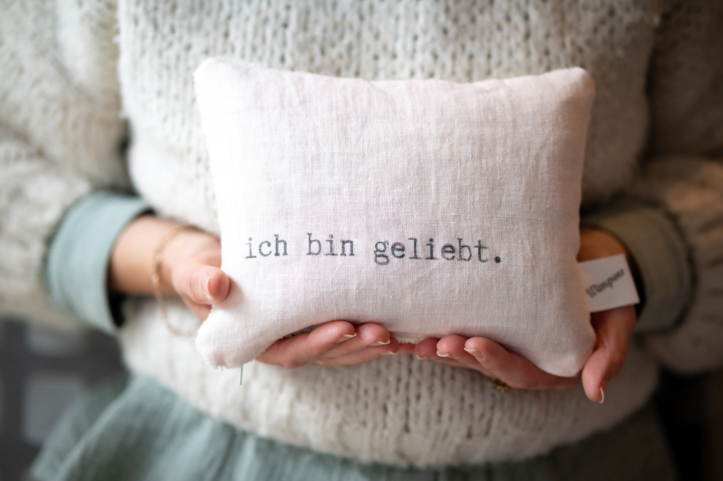 pure. affirmation Zirbenkissen | ich bin geliebt.