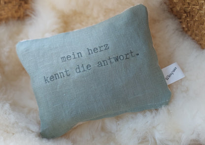 Leinenkissen in Lindgrün mit Aufdruck "mein herz kennt die antwort."