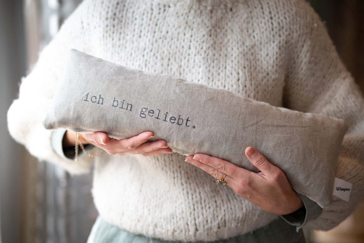 Handgefertigtes Zirbenkissen mit Tiroler Zirbenspänen und Bio-Leinen Bezug–Lang-Affirmation ich bin geliebt-Farbe Natur-Wimpees 