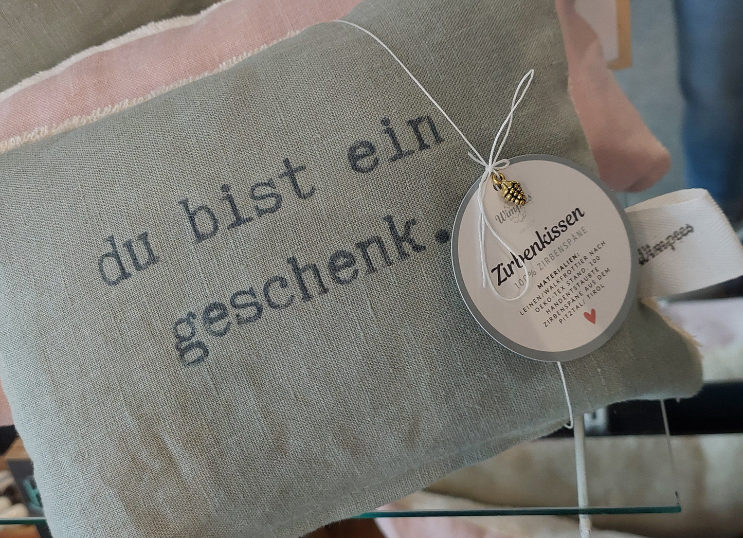 pure. affirmation Zirbenkissen | du bist ein geschenk.