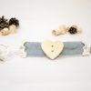Schnullerkette mit Namen aus Zirbenholz – Motiv Herz – Farbe blau